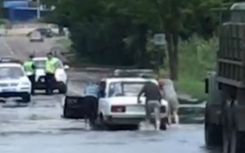 В Мариуполе водители проигнорировали дорожный знак и «утопили» свои авто