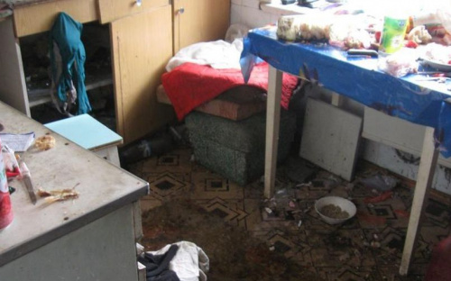 Костры на полу квартиры: в Мариуполе бомжи «приватизировали» чужое жилье (ФОТО)