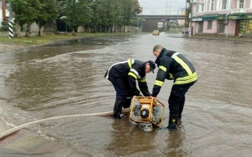 На Донетчине обильный дождь затопил улицы: спасатели откачивают воду (ФОТО)