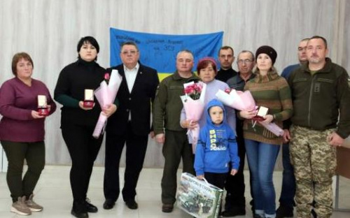 Родинам загиблих азовців передали нагороди від Президента
