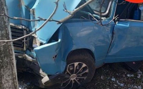 В Мариуполе «ВАЗ» вылетел на «встречку» и въехал в электроопору