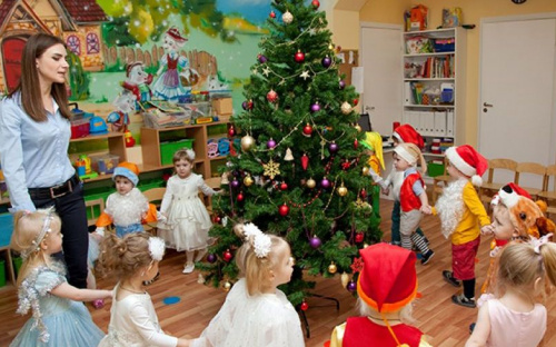 Без родителей и аниматоров: как в Мариуполе пройдут новогодние утренники в школах и детсадах