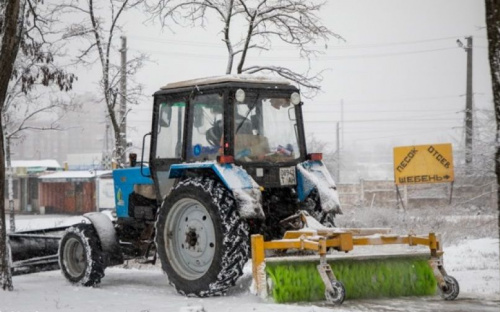 На расчистку и посыпку мариупольских дорог привлекли спецтехнику и сотни коммунальщиков