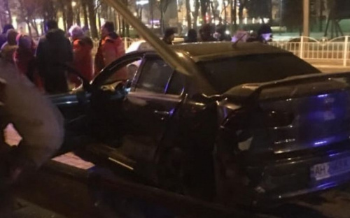 Врезавшийся в остановку в Мариуполе водитель ездил без прав