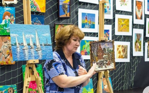 В Мариуполе слепили из пластилина дом Гампера и парусную регату (ФОТО)