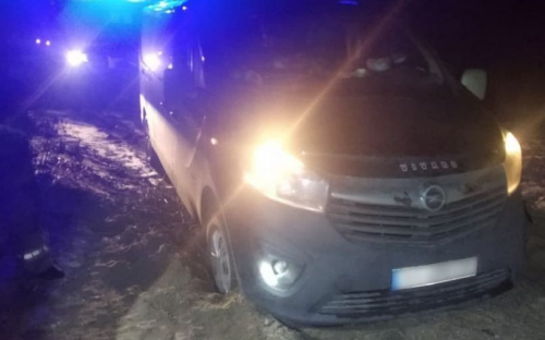 Под Мариуполем водитель застрял на грунтовой дороге