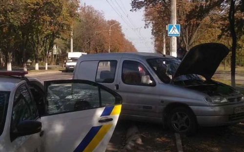 В Мариуполе Citroen выехал на встречную и влетел в дерево. Один из участников ДТП сбежал