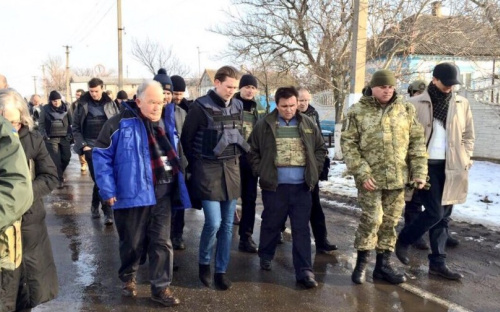 Климкин и Курц посетили Виноградное и передали ГСЧС 300 противоминных маркеров