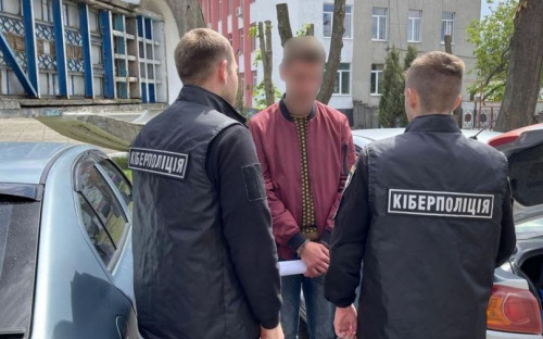 Сначала он бросает людей в Мариуполе насмерть, а потом на коленях извиняется: киберполиция разоблачила мошенника