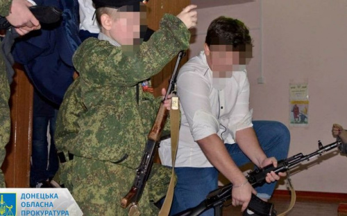 Учит детей убивать: основателю «военно-патриотических клубов» в Донецкой области грозит тюрьма