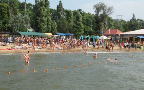 Унесенные ветром: в Мариуполе на надувных матрасах уплыли в море 19 отдыхающих (ФОТО)