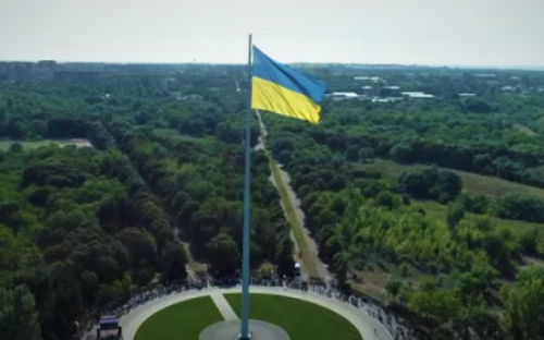 Крупнейший флаг в регионе. На Донетчине вместе со всей Украиной подняли в небо сине-желтый стяг