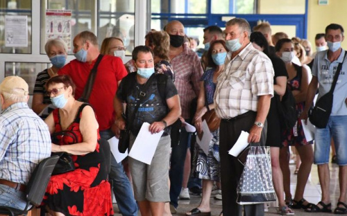В Мариуполе в центре вакцинации аншлаг: более ста человек уже прошли вакцинацию