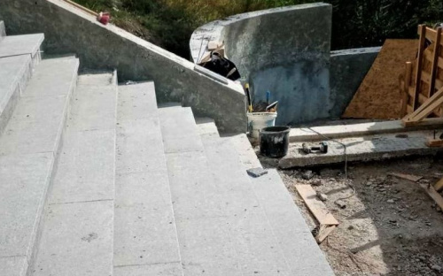 На левобережном спуске к морю начали укладывать новые ступеньки