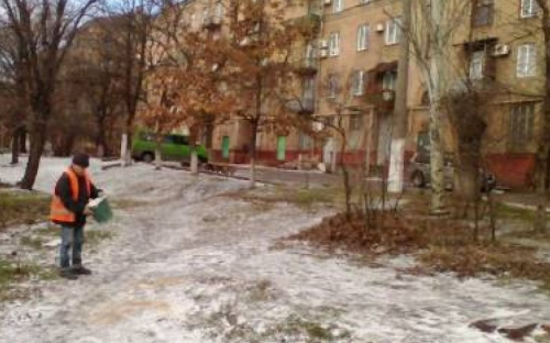 Коммунальные службы Мариуполя устраняют гололед