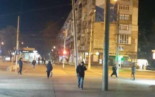 В центре Мариуполя рядом с пешеходным переходом опасно наклонился столб