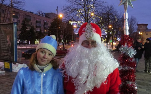 В предновогоднем Мариуполе - первый день снеговиков и гуляющих по улицам Деда Мороза и Снегурочки (ФОТО+ВИДЕО)