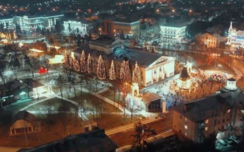 «Щедрик», каким вы его не слышали: мариупольцев поздравили с Рождеством (ВИДЕО)