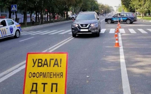 С мариупольского проспекта увезли пенсионерку с открытой черепно-мозговой травмой
