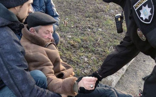 В Мариуполе патрульные констатировали инсульт у прохожего (ФОТО)