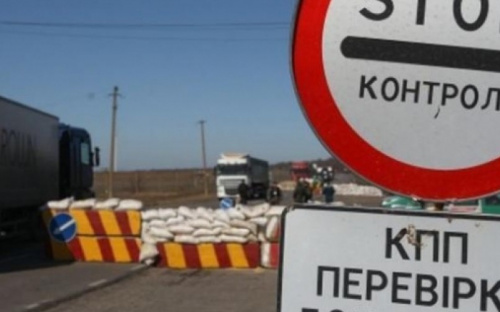 Кромешный ад на КПВВ: на блокпостах ночуют сотни машин, в пешей очереди - 400 человек
