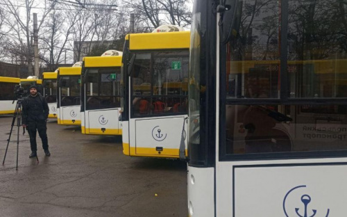 По Мариуполю на «Мерседесе»: в городе полностью укомплектовали автобусный парк (ФОТО)