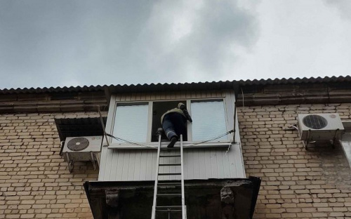 Маленький ребенок оказался заблокированным в квартире на Донетчине