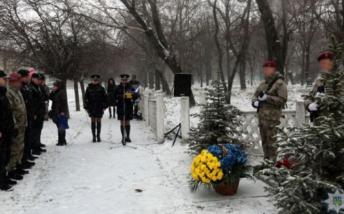 В Мариуполе почтили память Виталия Мандрыка, спасшего город от диверсантов (ФОТО)