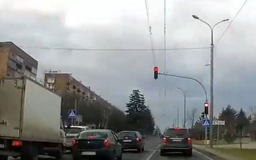 В Мариуполе водители ездят на красный и по полосе для общественного транспорта
