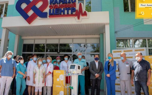 Фонд Рината Ахметова передал больнице скорой помощи Мариуполя современные аппараты ИВЛ
