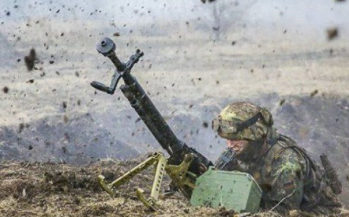 Боевики обстреляли на Донбассе жилые дома. Ранены санитар и боец ВСУ