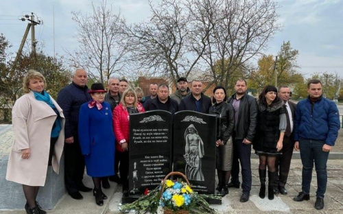 В Мариупольском поселке установили памятник погибшим во Второй мировой войне