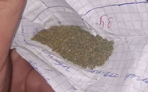 В Мариуполе обнаружили наркотики в листке, вырванном из школьной тетради