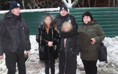 Отдых школьниц в мариупольском кафе прервала полиция (ФОТО)
