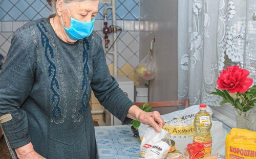 Ветераны труда меткомбинатов Мариуполя получают продуктовые наборы (ФОТО)