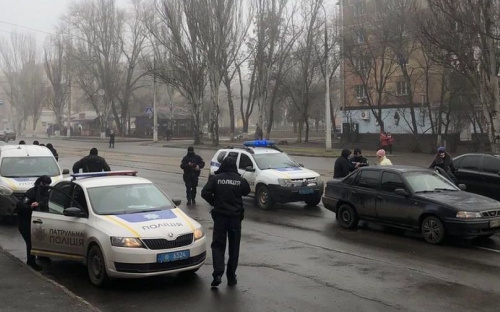 В Мариуполе женщина выпрыгнула из движущегося автомобиля, которым управлял пьяный водитель