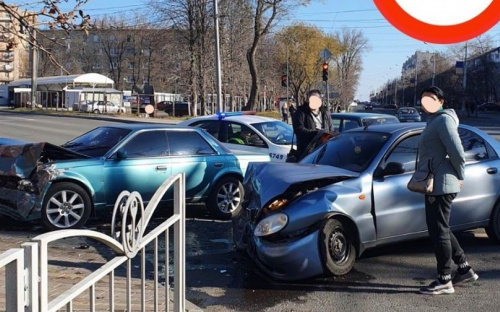 Железо всмятку: на мариупольском перекрестке разбились два авто