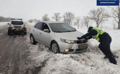 Куда звонить, если застряли на заснеженной дороге в окрестностях Мариуполя? (ФОТО)