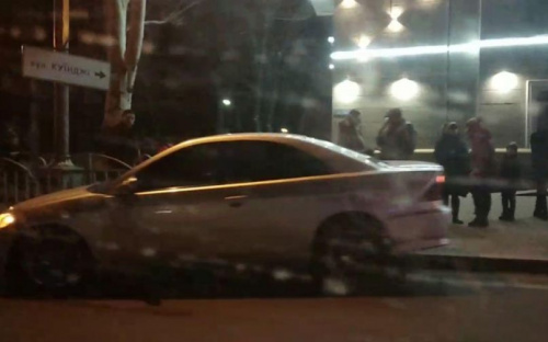 В центре Мариуполя автомобиль сбил  людей на остановке (ФОТОФАКТ)