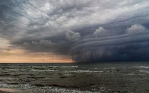 Шторм под Мариуполем и торнадо на побережье Азовского моря