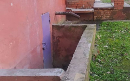 Стали известны подробности падения в глубокую яму женщины с ребенком в Мариуполе