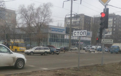 Возле пожарной части в Мариуполе столкнулись два автомобиля (ФОТО)