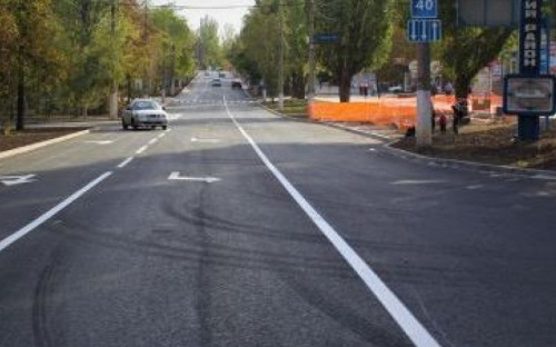 Отремонтированную дорогу в Мариуполе оградят забором