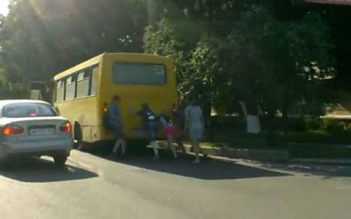 В Мариуполе пассажиры толкали по дороге сломавшуюся маршрутку   (ФОТО+ВИДЕО)