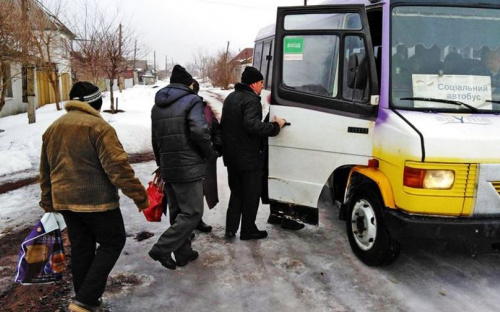 В прифронтовые поселки под Мариуполем возобновил работу социальный автобус (ГРАФИК)