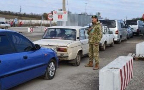 На блокпосту под Мариуполем образовалась километровая пробка