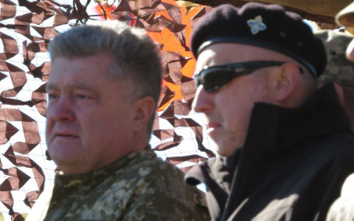 Петр Порошенко наблюдает за масштабными учениями под Мариуполем (ФОТО+ВИДЕО)