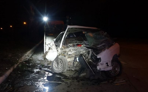 В Мариуполе машина на скорости слетела с дороги, взяв на таран большой тополь (ФОТОФАКТ)