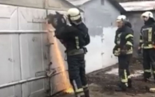В Мариуполе вспыхнул пожар в закрытом гараже