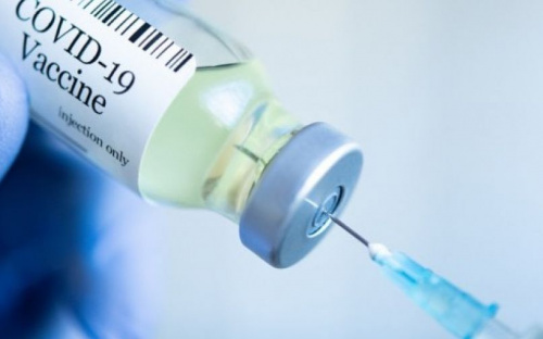 Кто из украинцев получит третью дозу COVID-вакцины?